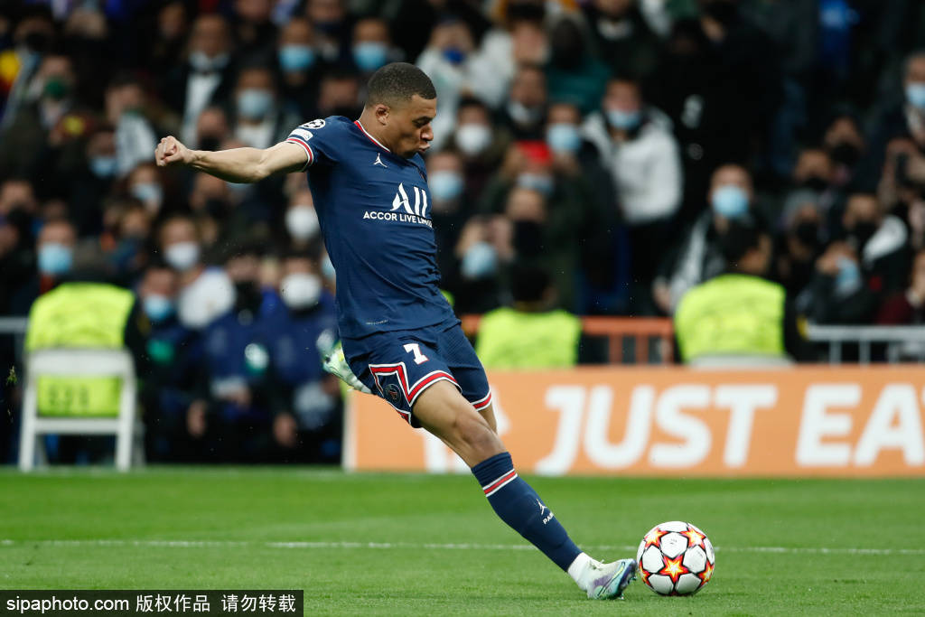 弗赖堡的文森佐·格拉菲诺（32岁）在打破俱乐部德甲进球纪录时向尼尔斯·彼得森致敬（弗赖堡32岁前锋文森佐·格拉菲诺破队史德甲进球纪录，致敬尼尔斯·彼得森）