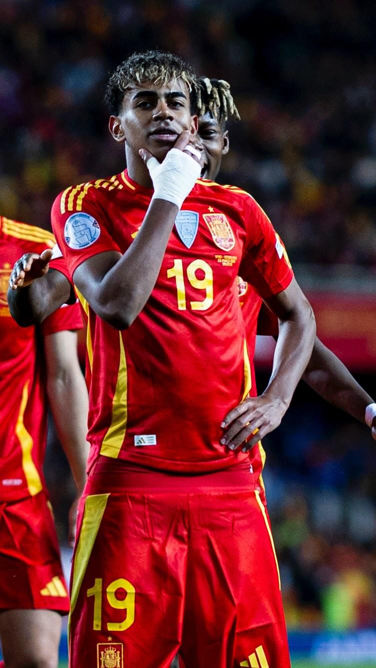 足球中超球队宣布换帅，前国脚正式接手（中超俱乐部官宣主帅更迭，前国脚走马上任）