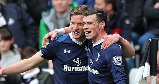 曼联、利物浦近五轮各1胜，英超积分榜曼联积22分，领先利物浦。（英超近五轮曼联与利物浦各仅一胜，曼联22分暂压利物浦）