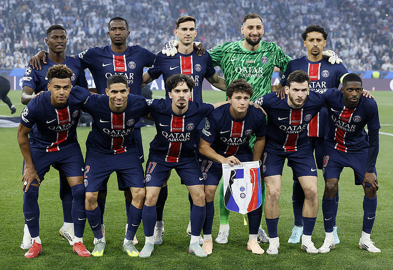 右脚踝囊受伤的基米希随德国队抵达卢森堡，走路仍有不便