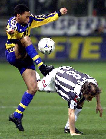 詹姆斯关键时刻稳住节奏